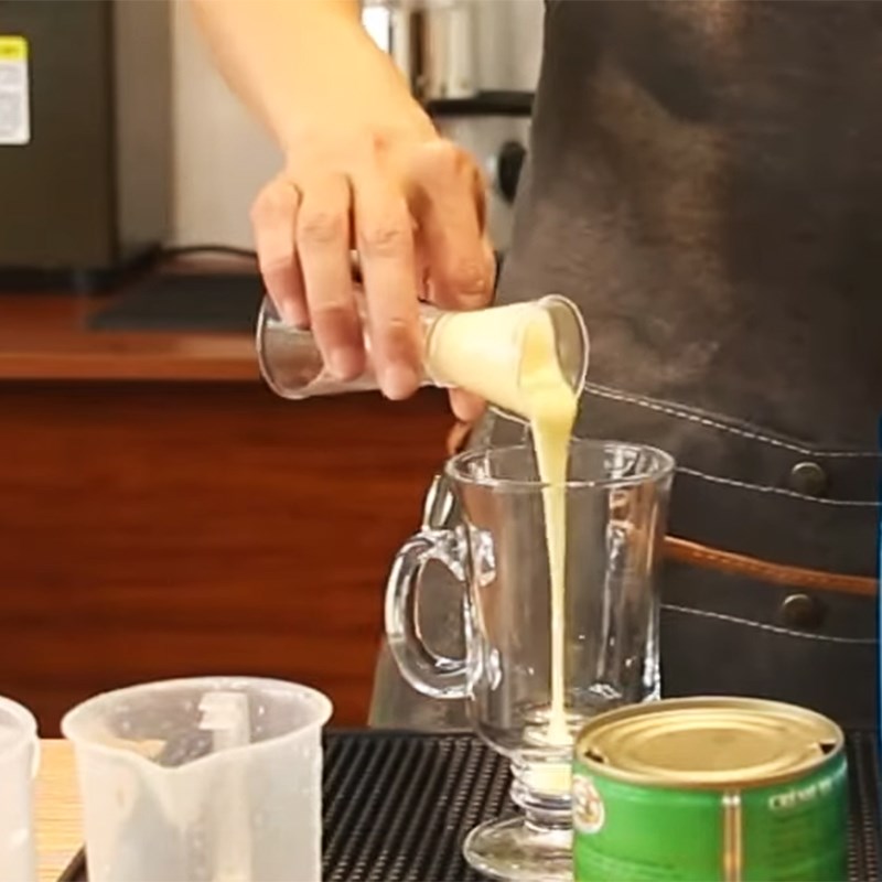 Bước 1 Nấu hỗn hợp sữa Cà phê bạc xỉu nóng