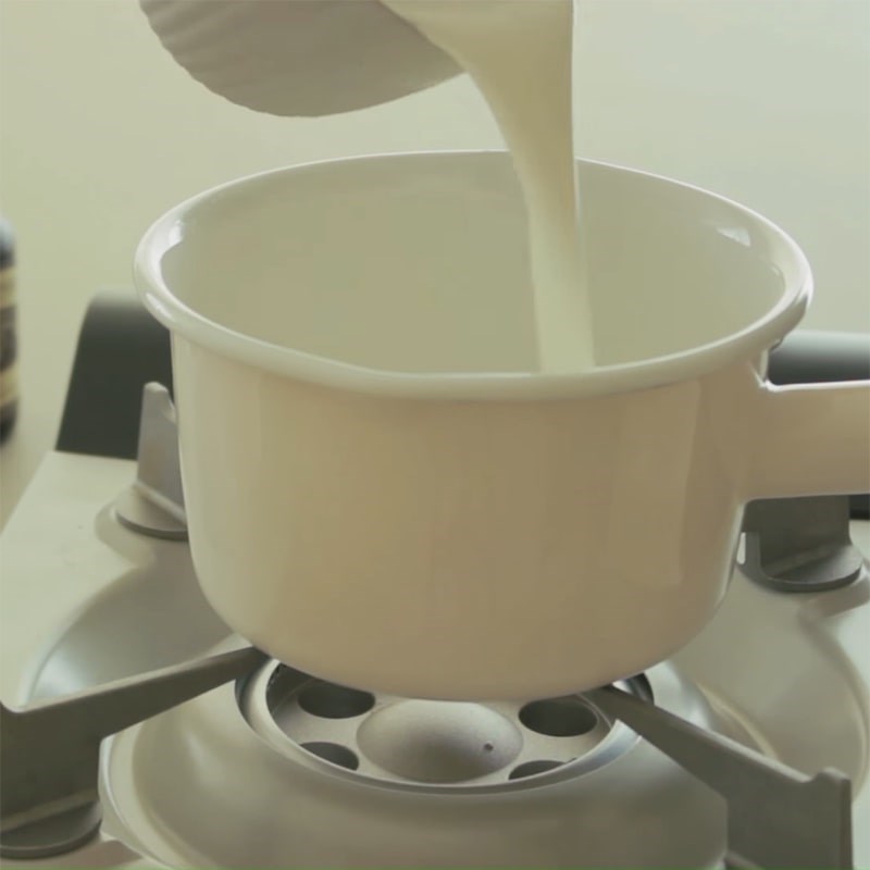 Bước 1 Nấu hỗn hợp sữa Panna cotta thạch soda đào