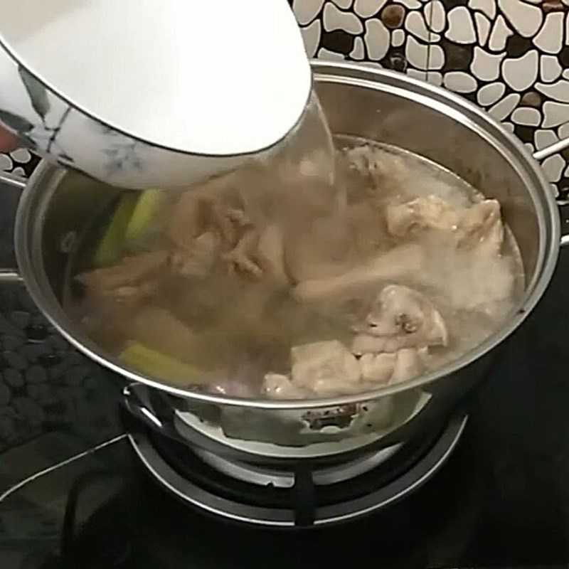 Bước 4 Nấu lẩu Lẩu gà nước dừa