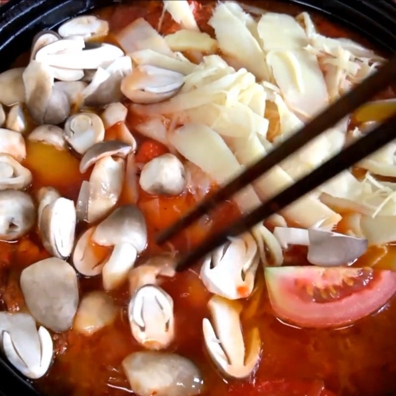 Bước 4 Nấu lẩu gà với măng, nấm, cà chua Lẩu gà măng cay
