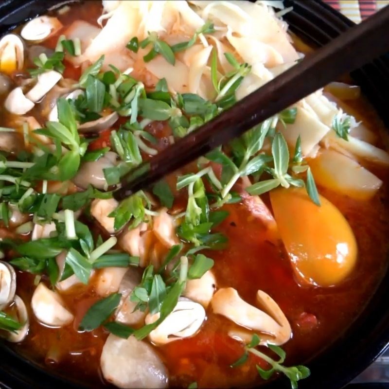 Bước 4 Nấu lẩu gà với măng, nấm, cà chua Lẩu gà măng cay