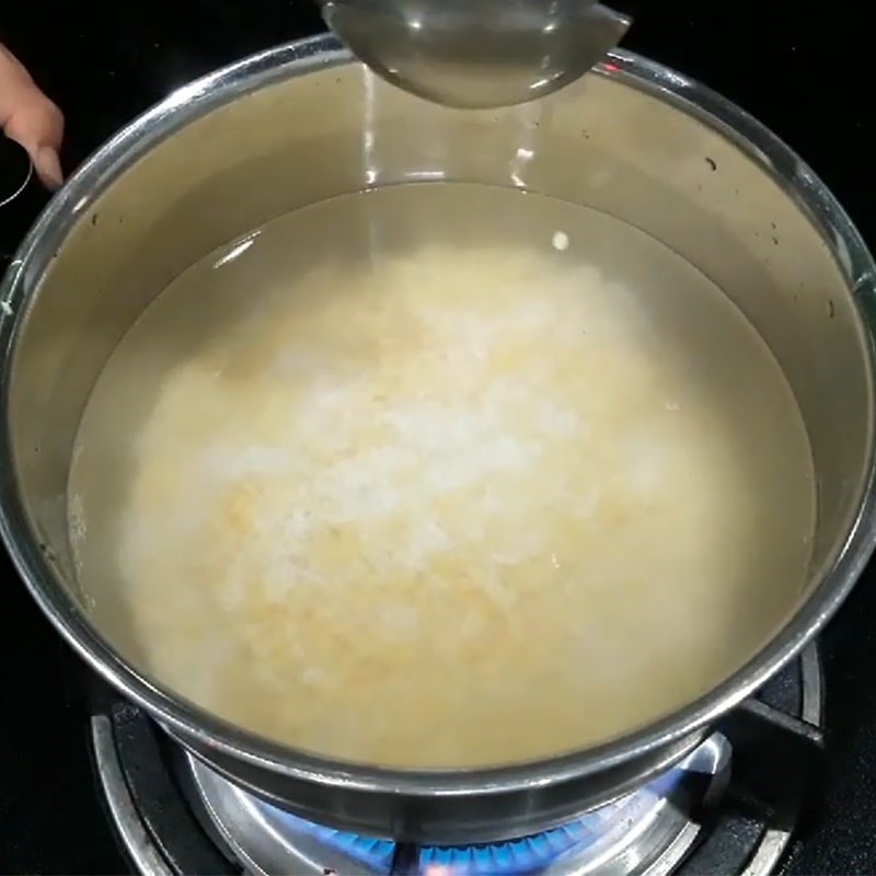Bước 1 Ngâm và nấu gạo, nếp, đậu xanh Cháo cá hồi đậu xanh