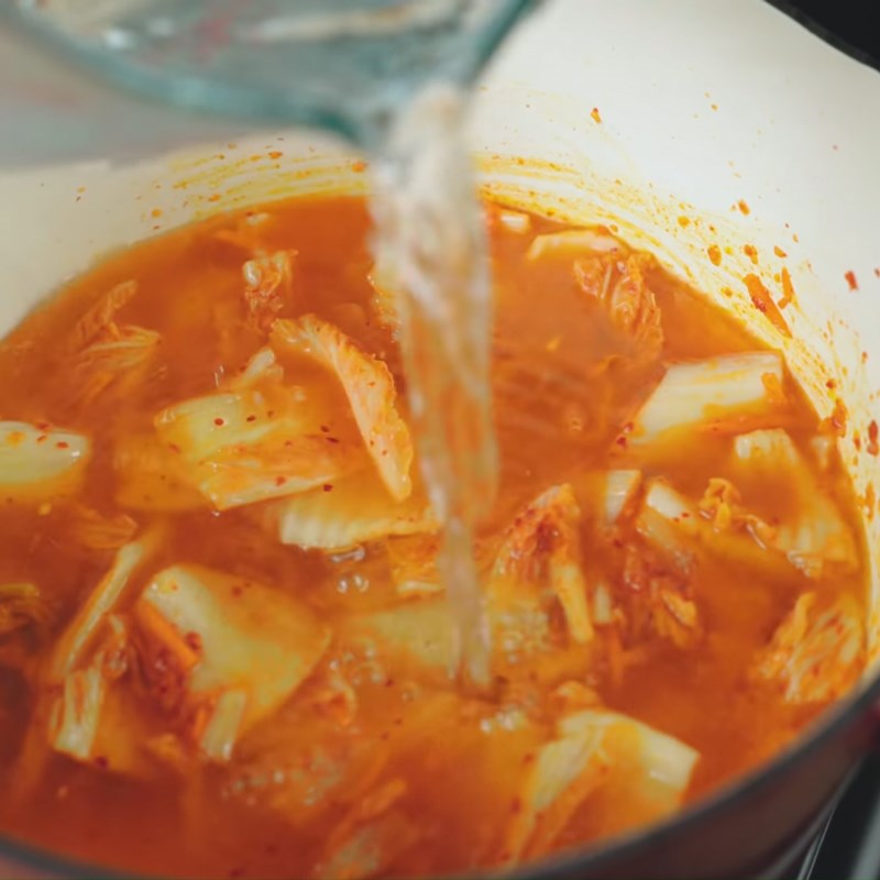 Bước 4 Nấu nước canh kim chi Canh kim chi đầu cá hồi