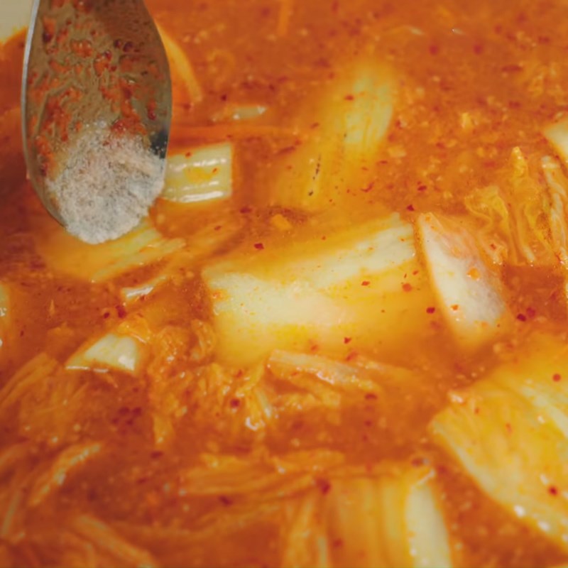 Bước 4 Nấu nước canh kim chi Canh kim chi đầu cá hồi