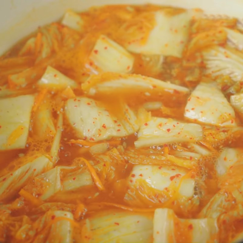 Bước 4 Nấu nước canh kim chi Canh kim chi đầu cá hồi