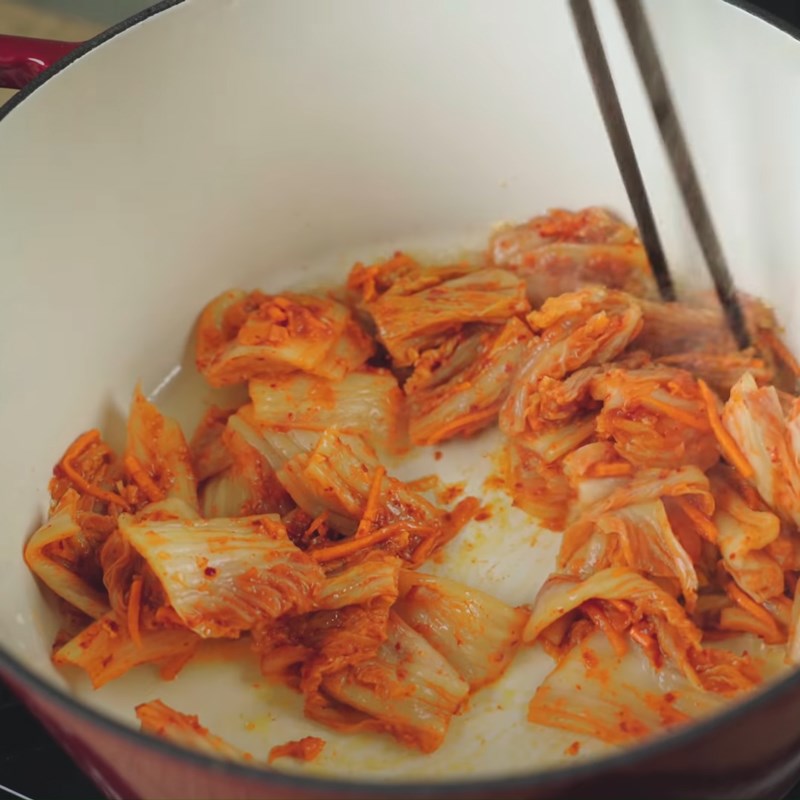 Bước 4 Nấu nước canh kim chi Canh kim chi đầu cá hồi