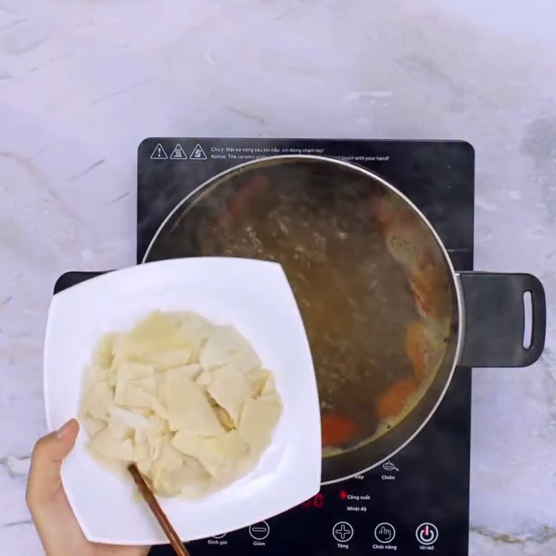 Bước 3 Nấu nước canh Canh cá lăng nấu măng chua