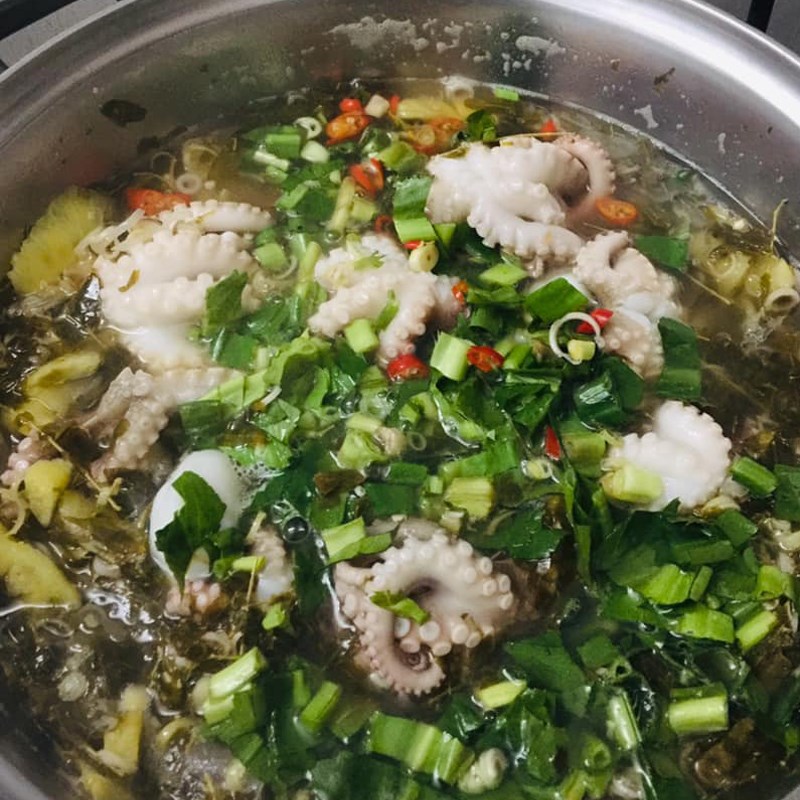 Bước 3 Nấu nước dùng Bạch tuộc nhúng lá me