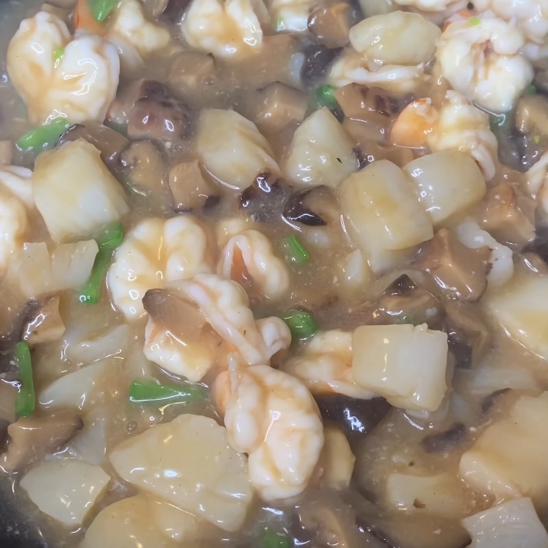 Bước 4 Xào các nguyên liệu Cơm chiên Phúc Kiến