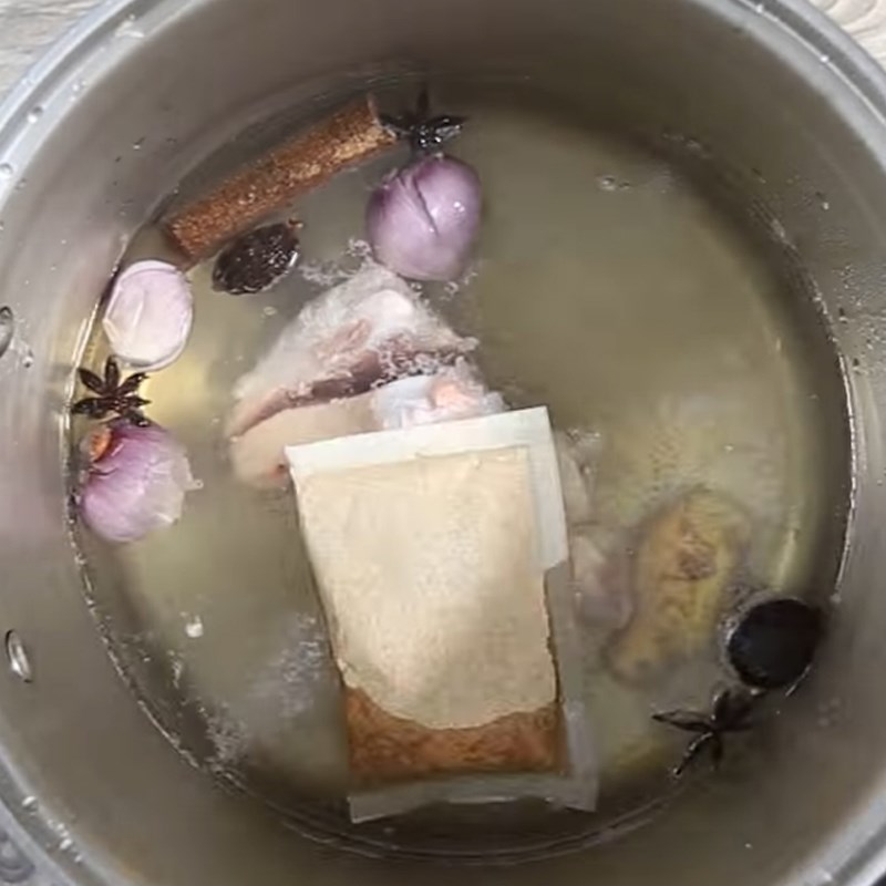 Bước 3 Nấu nước dùng Phở xương heo