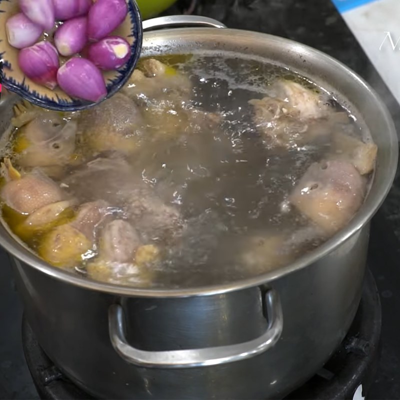 Bước 2 Nấu nước dùng gà Mì quảng gà Đà Nẵng