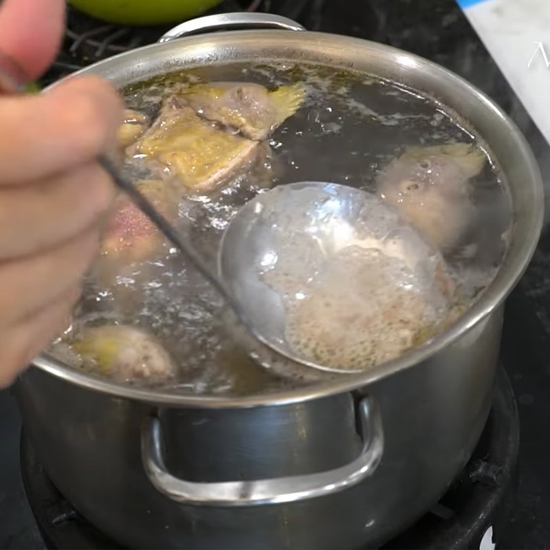 Bước 2 Nấu nước dùng gà Mì quảng gà Đà Nẵng