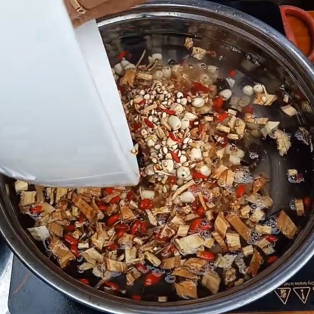 Bước 2 Nấu nước dùng thuốc bắc Chim bồ câu hầm thuốc bắc
