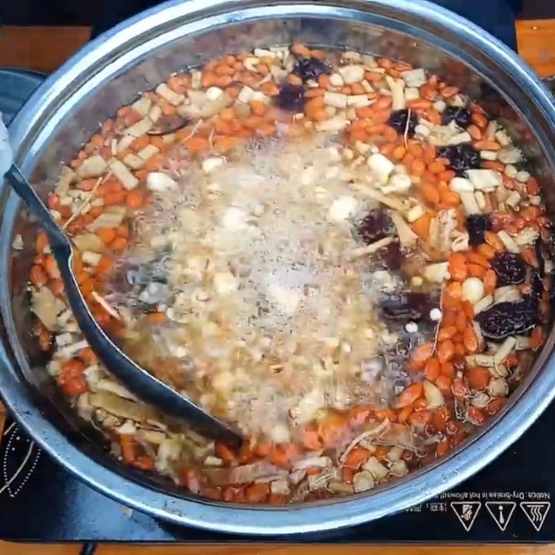 Bước 2 Nấu nước dùng thuốc bắc Chim bồ câu hầm thuốc bắc