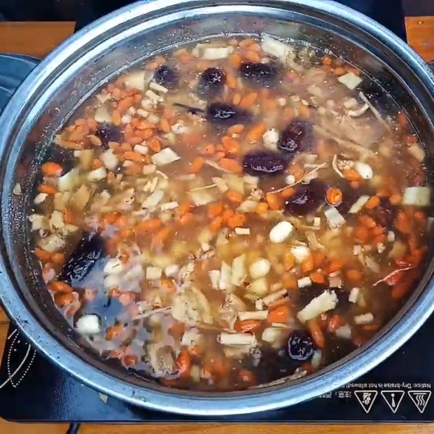 Bước 2 Nấu nước dùng thuốc bắc Chim bồ câu hầm thuốc bắc