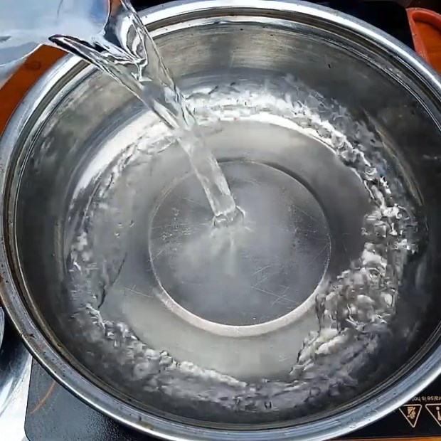 Bước 2 Nấu nước dùng thuốc bắc Chim bồ câu hầm thuốc bắc