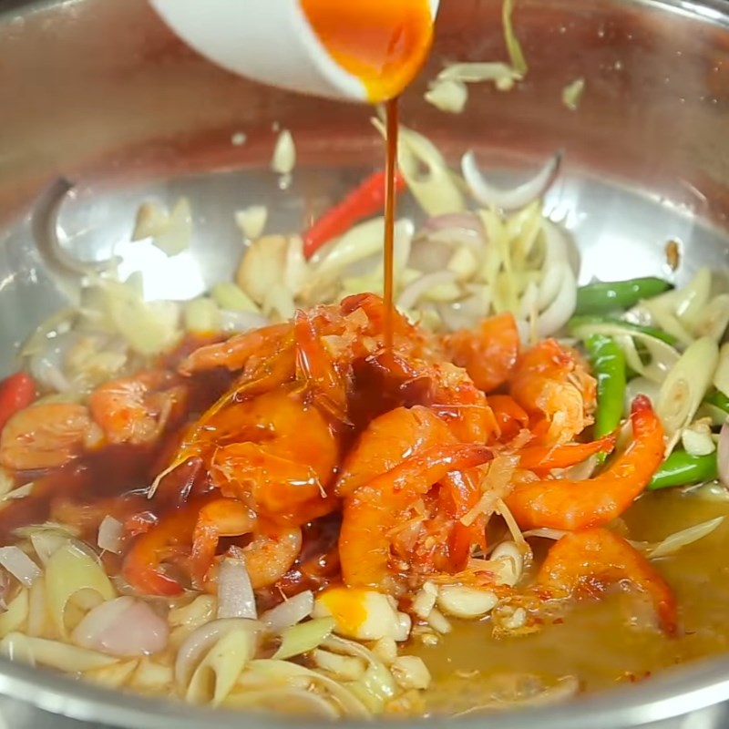 Bước 2 Nấu nước dùng tôm chua cay Lẩu tôm chua cay