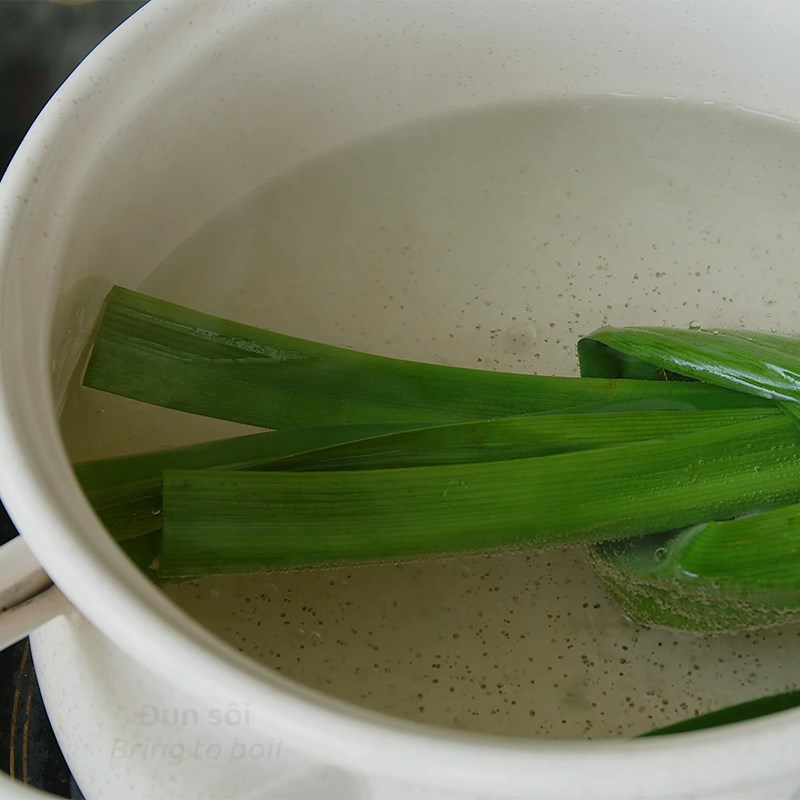 Bước 1 Nấu nước đường ngâm vải Panna cotta thạch vải