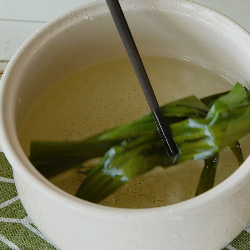 Bước 1 Nấu nước đường ngâm vải Panna cotta thạch vải