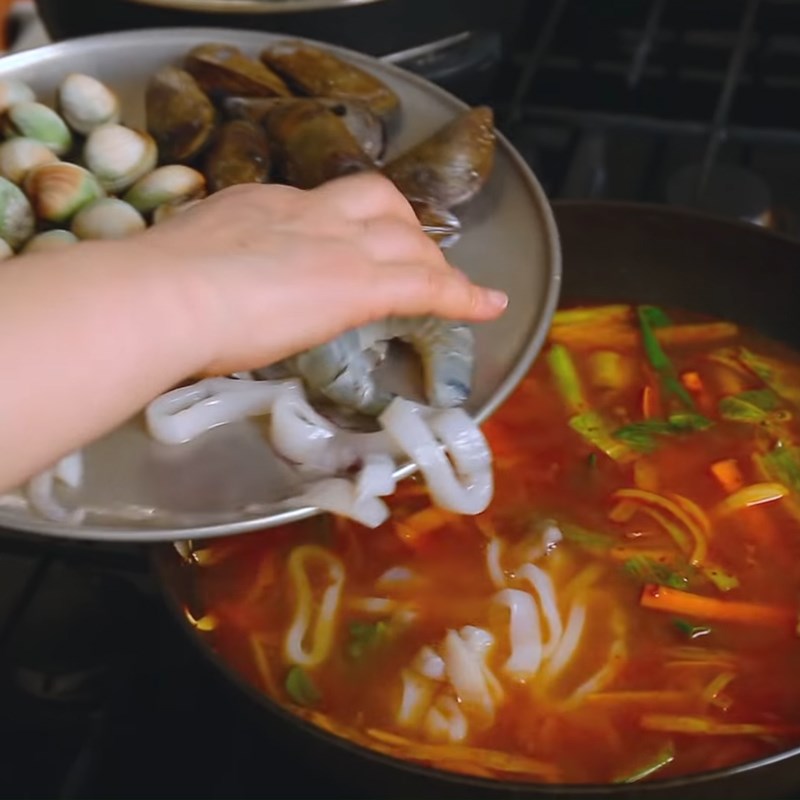 Bước 5 Nấu nước hải sản cay Mì hải sản cay champong