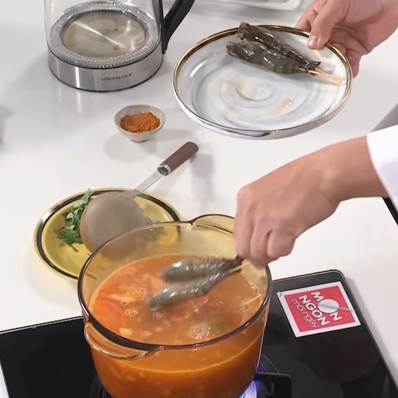 Bước 2 Nấu nước lẩu Lẩu tôm càng chua cay