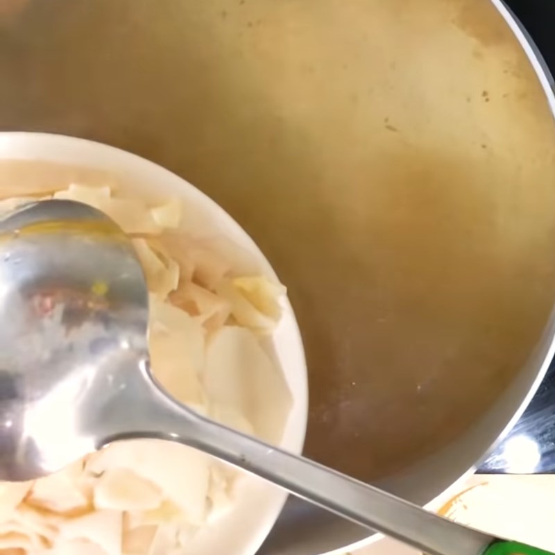 Bước 3 Nấu nước lẩu Lẩu cá đuối măng chua