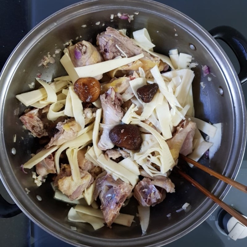 Bước 5 Nấu nước lẩu Lẩu gà măng chua