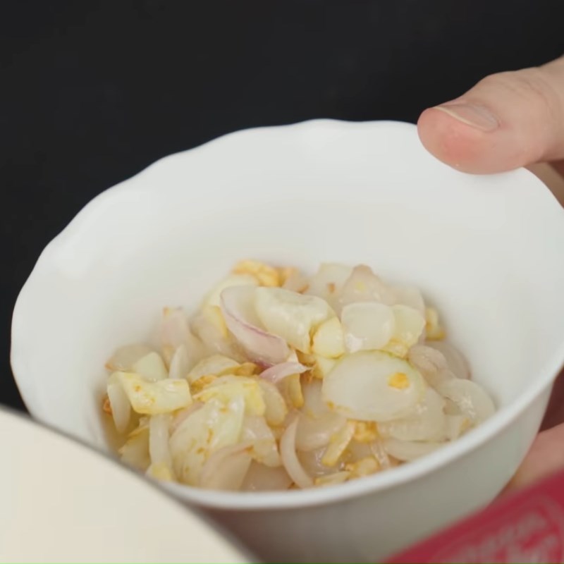 Bước 2 Nấu nước sốt Cá thu kho mặn ngọt