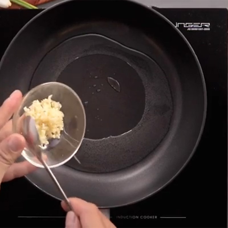 Bước 3 Nấu nước sốt Đùi gà chiên nước tương