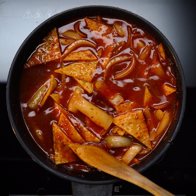 Bước 2 Nấu nước súp Tokbokki phô mai bằng bánh tráng - Cách Nấu Ngon