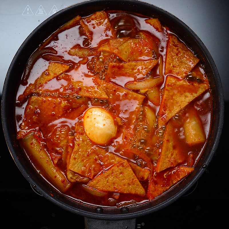 Bước 2 Nấu nước súp Tokbokki phô mai bằng bánh tráng - Cách Nấu Ngon