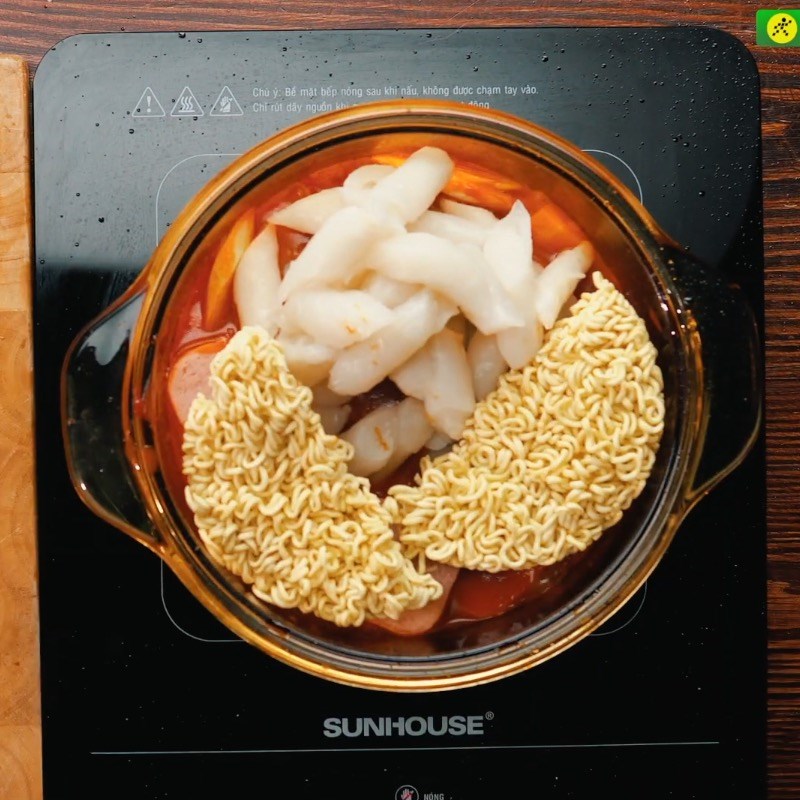 Bước 3 Nấu nước súp Tokbokki bằng bánh tráng - Bách hóa XANH
