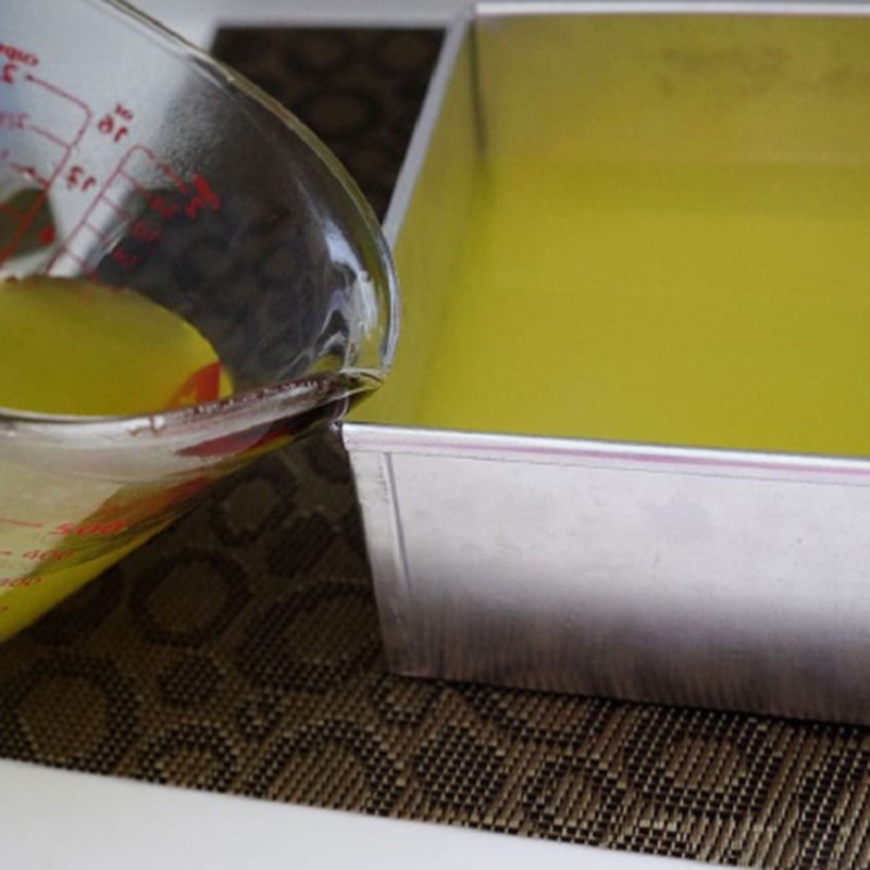 Bước 2 Đổ ra khuôn Thạch vải soda