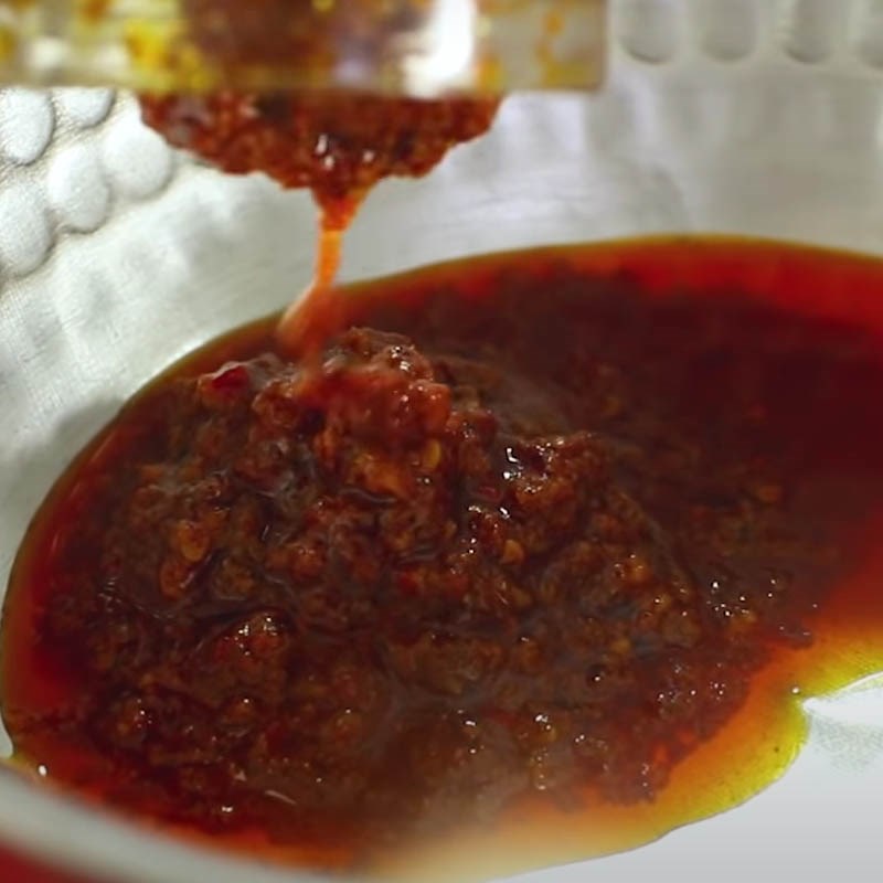 Bước 3 Nấu sốt Phở gà trộn sa tế
