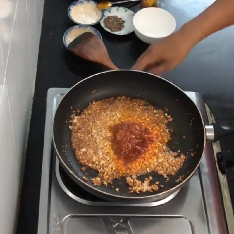 Bước 2 Nấu sốt Vây cá hồi nướng giấy bạc