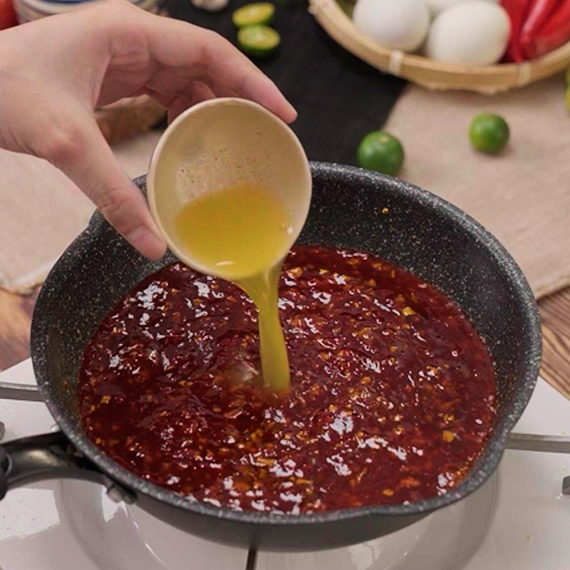 Bước 2 Nấu sốt ớt Vịt lộn nướng sốt ớt