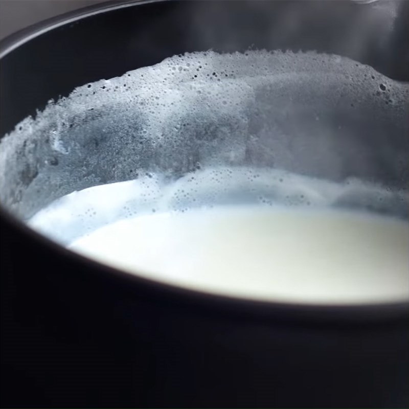 Bước 3 Nấu sữa Pudding caramel bánh mì