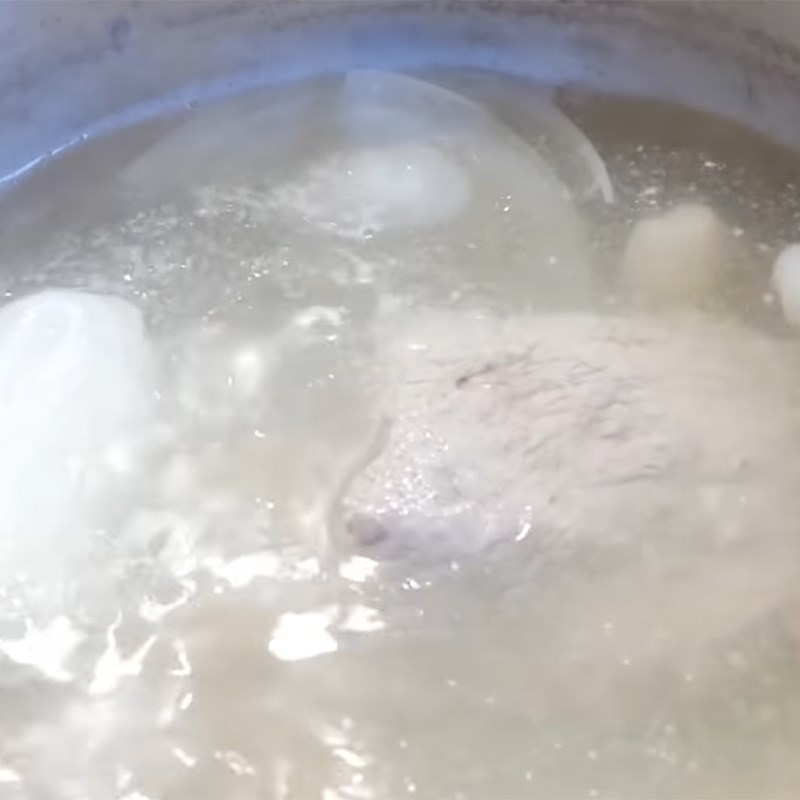 Bước 3 Luộc thịt bò Canh bánh gạo tteokbokki (tteokguk)