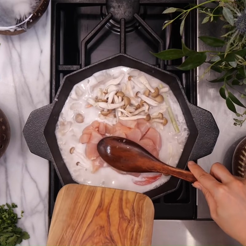 Bước 3 Nấu súp Súp gà cốt dừa kiểu Thái - Tom Kha Gai