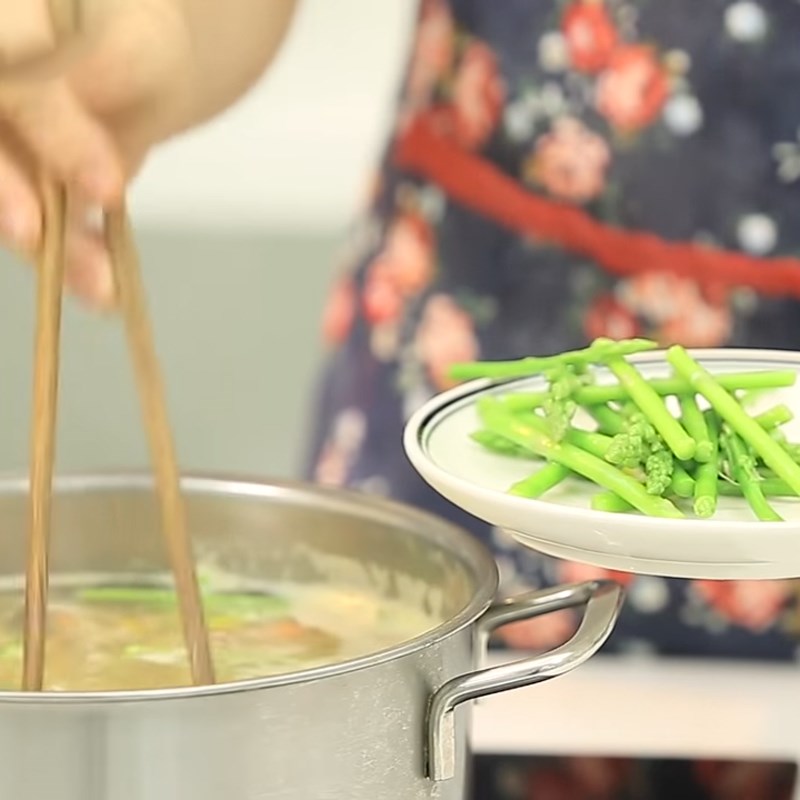 Bước 3 Nấu súp với rau củ Súp gà măng tây