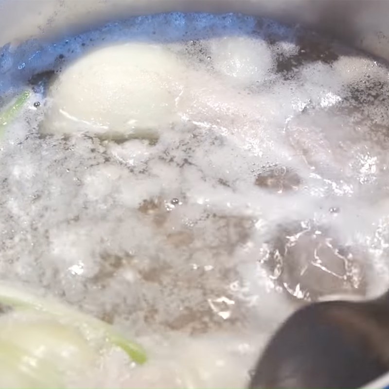 Bước 3 Luộc thịt bò Canh bánh gạo tteokbokki (tteokguk)