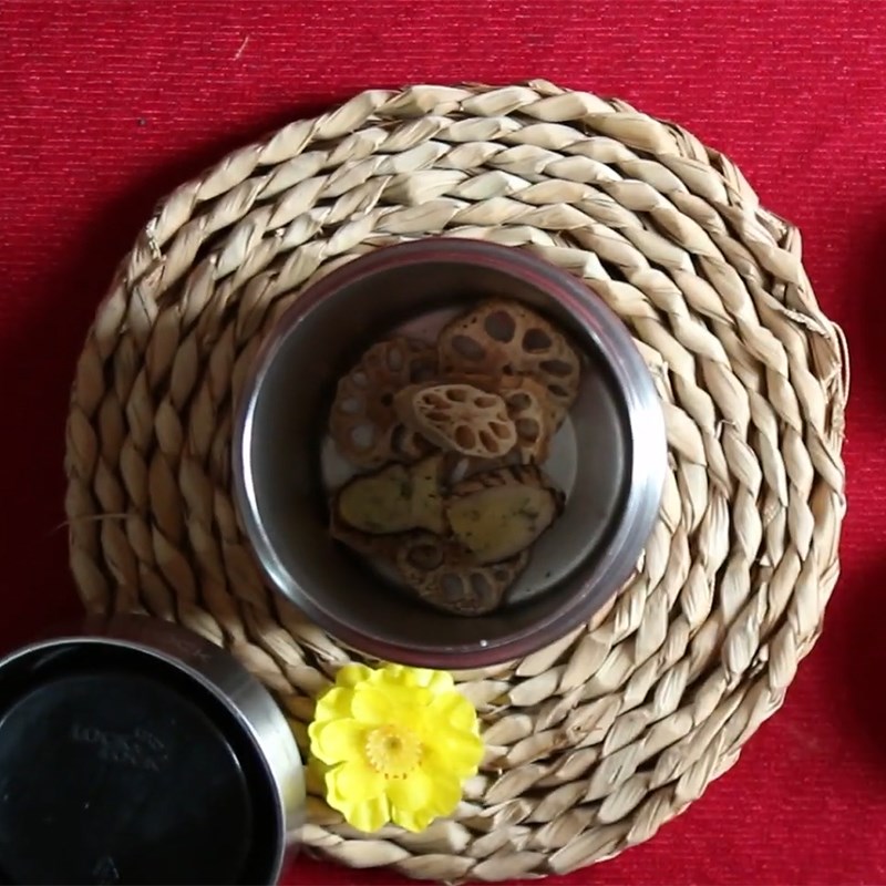 Bước 2 Nấu trà củ sen Trà hoa hồng táo đỏ