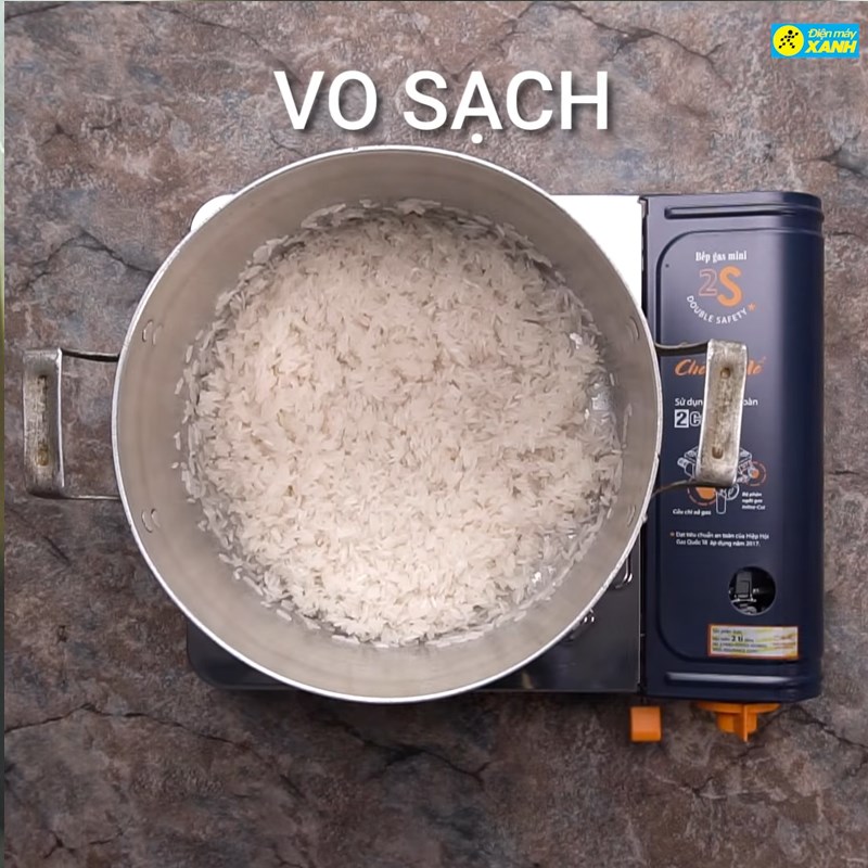 Bước 1 Nấu và nén cơm Cơm cháy nồi Campuchia