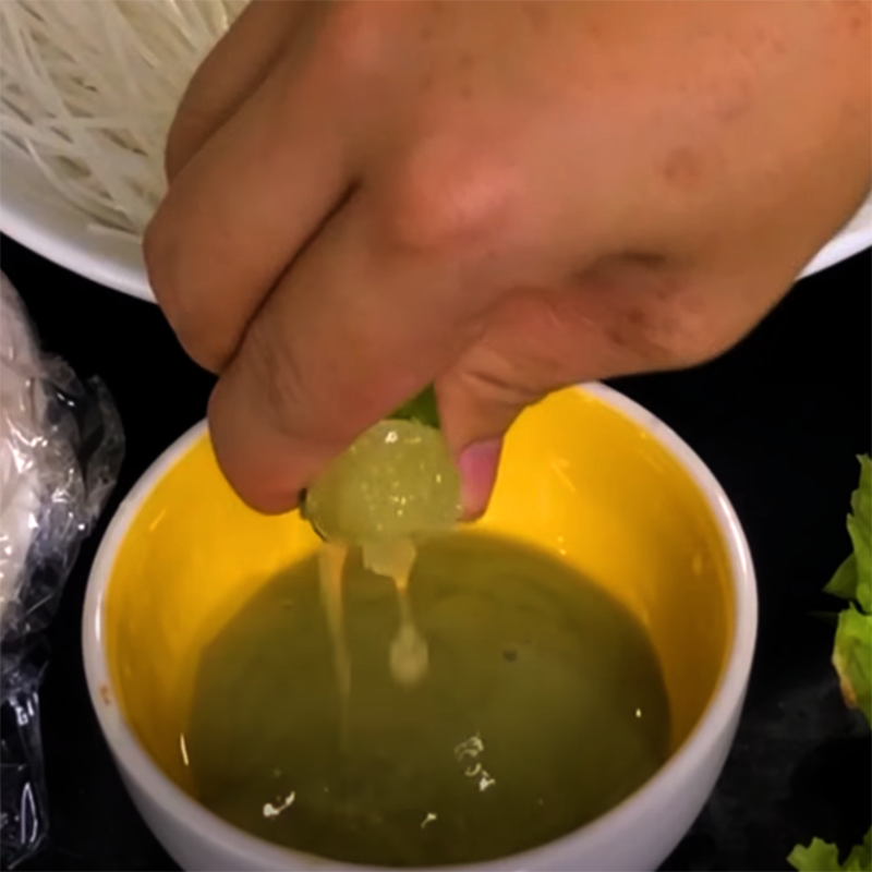 Bước 6 Nêm gia vị và pha sốt chấm Hủ tiếu mực tôm trứng cút