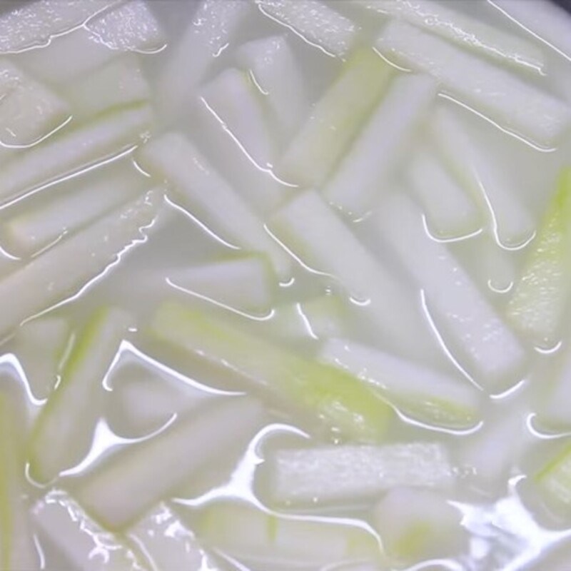 Bước 2 Ngâm bí đao Cách làm mứt bí đao không cần phèn chua