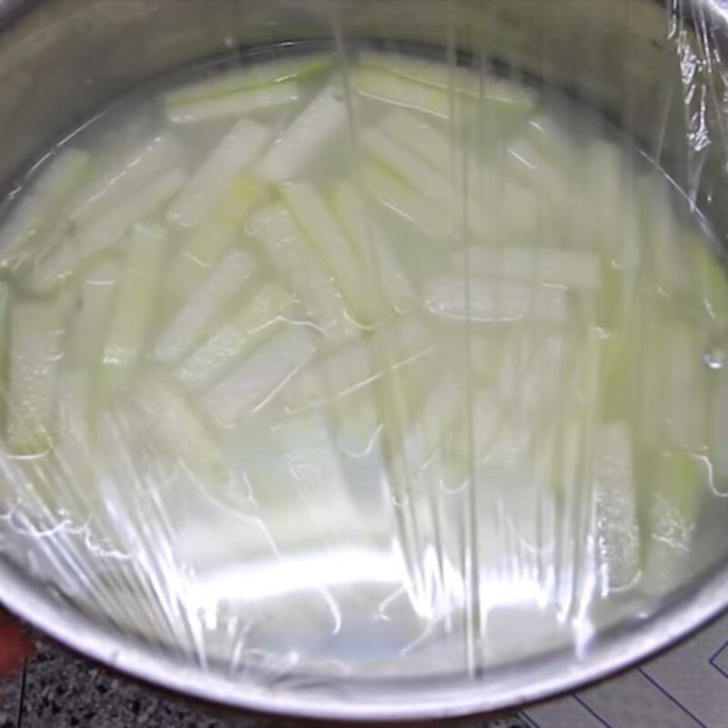 Bước 2 Ngâm bí đao Cách làm mứt bí đao không cần phèn chua
