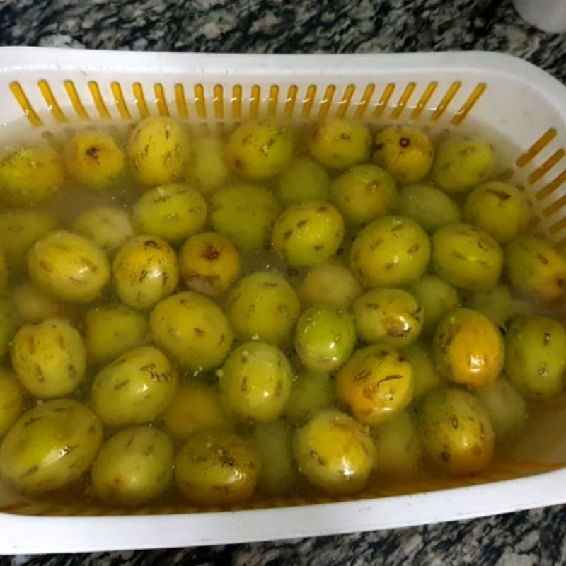 Bước 2 Ngâm, chần táo Mứt táo ta bằng nước vôi (Công thức được chia sẻ từ người dùng)