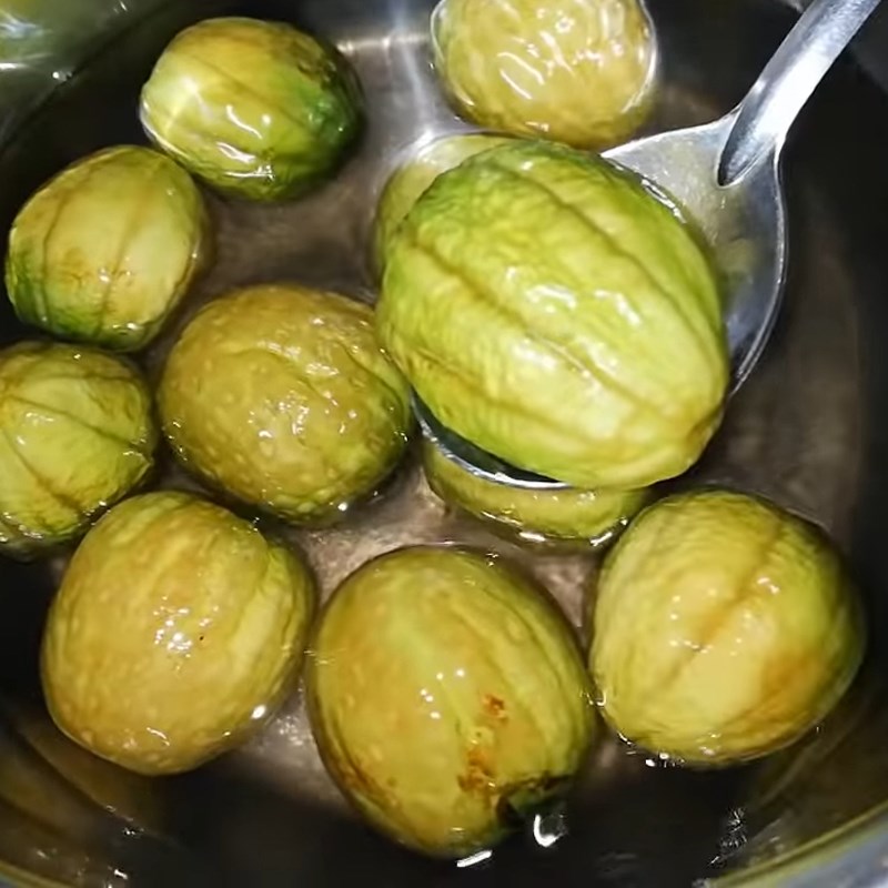 Bước 2 Ngâm đường với táo Mứt táo ta không cần nước vôi