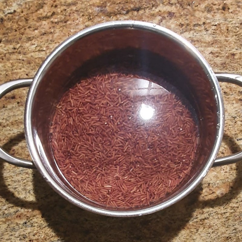 Bước 1 Ngâm gạo Cơm gạo lứt bằng nồi thường