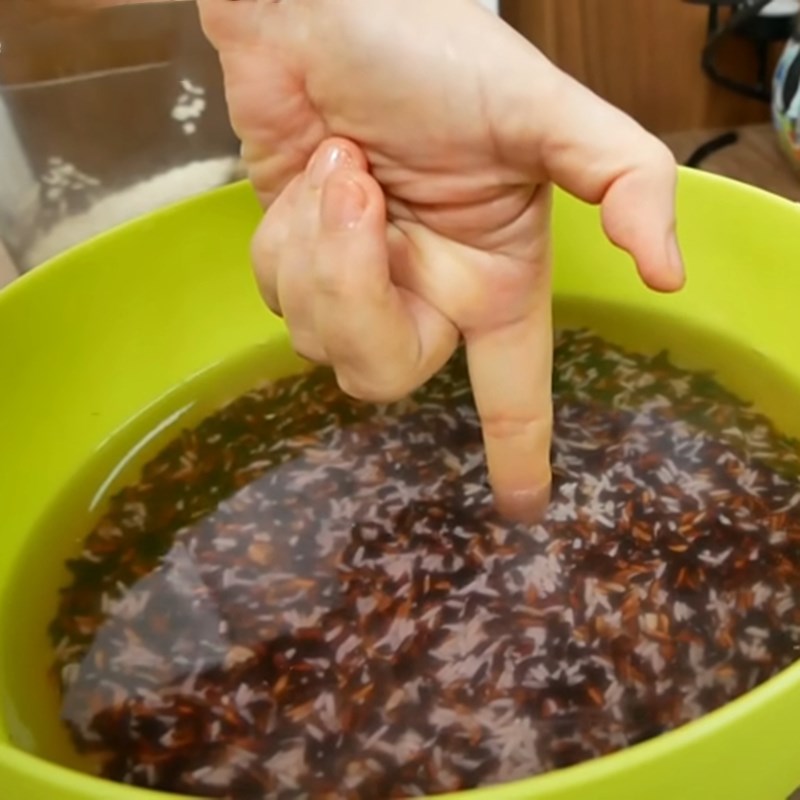 Bước 1 Ngâm nếp cẩm và đậu xanh Bánh chưng nếp cẩm nhân thịt heo